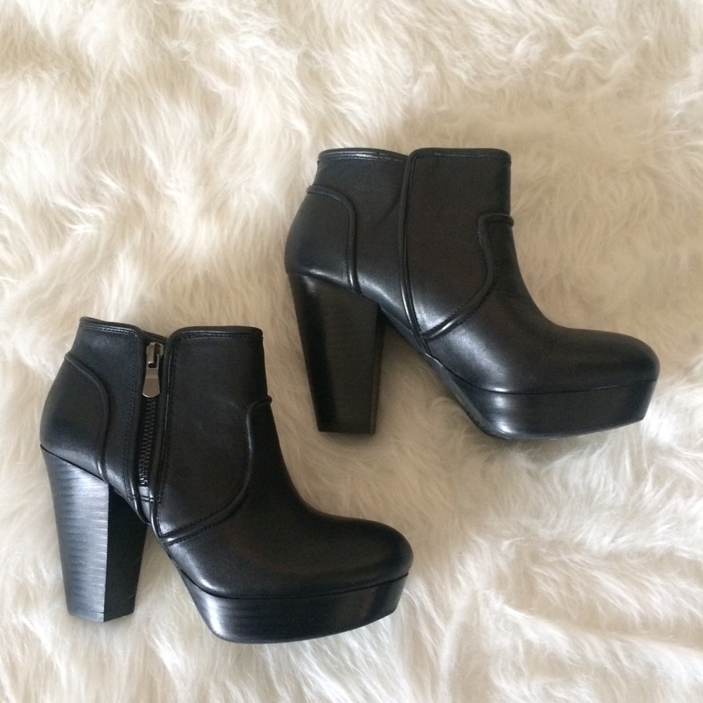 Gianni Bini Black Leather Ankle Booties Sz7